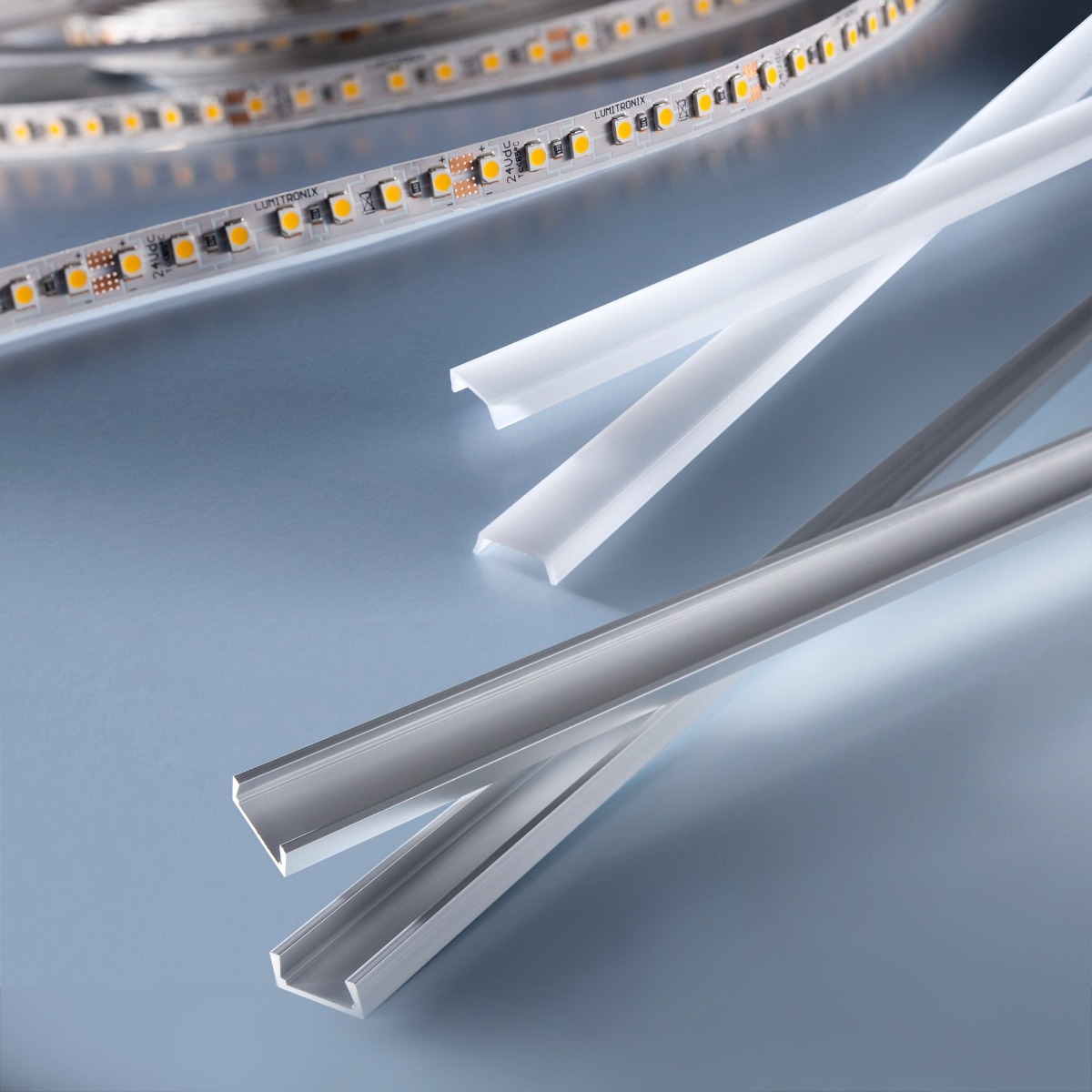 Starter-Set Lumiflex70 Nichia LED Strip warm white 2700K 2440lm 24V 140 LEDs 3.28ft  incl. Surface Profile and Cover